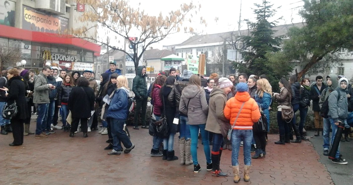 Liceenii din Oradea au mărşăluit un kilometru  FOTO: Florina Barbu