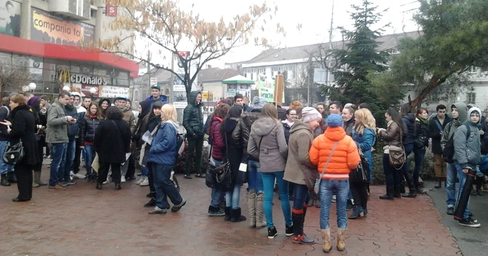 Liceenii din Oradea au mărşăluit un kilometru  FOTO: Florina Barbu