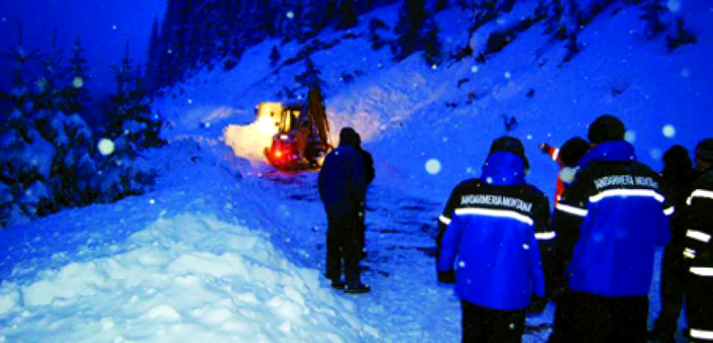 Turiştii şi-ar fi putut pierde viaţa în avalanşă