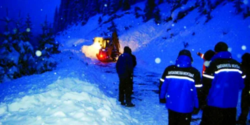 Turiştii şi-ar fi putut pierde viaţa în avalanşă