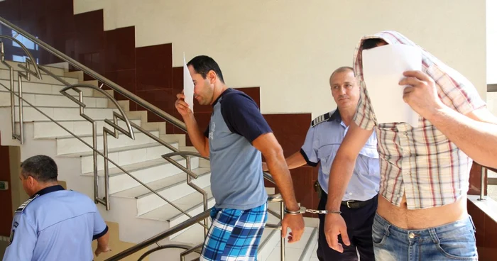 Stelian Ovidiu Aştefanei (stânga) şi Petru Vasile Muscalu