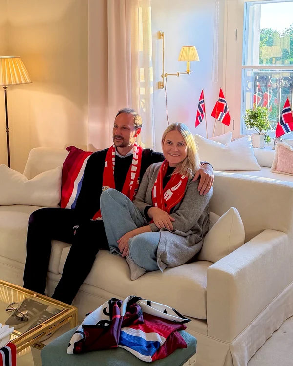 Prințul Haakon și Prințesa Mette Marit urmărind meciul Brazilia Norvegia din Campionatul Mondial de Fotbal   FOTO Casa Regală norvegiană (2) jpg