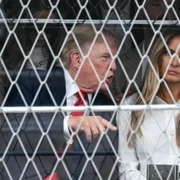 Trump vorbește cu Melania, în timp ce participă la Marele Premiu IndyCar Freedom 250