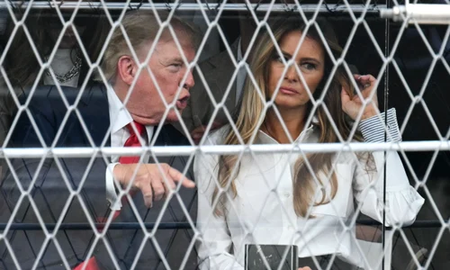 Trump vorbește cu Melania, în timp ce participă la Marele Premiu IndyCar Freedom 250
