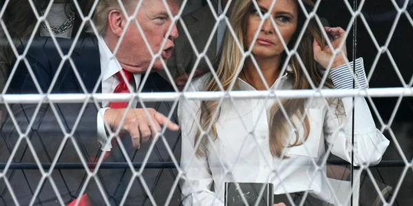 Trump vorbește cu Melania, în timp ce participă la Marele Premiu IndyCar Freedom 250