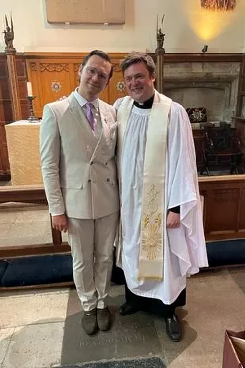 Preotul homosexual, revoltat că nu se poate căsători cu iubitul său (Sursa: Mirror) 