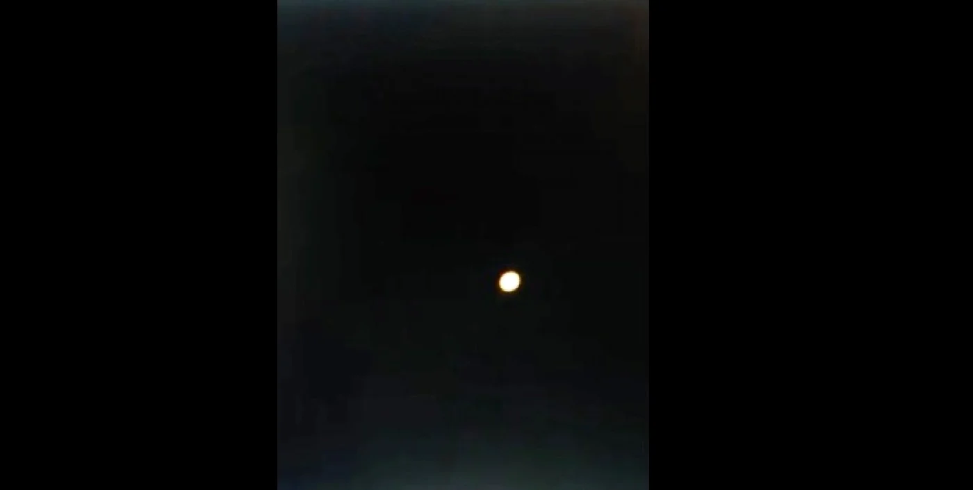 Obiectul, perfect rotund şi incandescent ca o minge de foc la interior, a fost zărit pe cerul din Târgovişte, deasupra Mănăstirii Dealu.