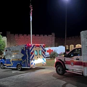 Ambulanțe parcate în fața unui club din New Hampshire, unde a avut loc atacul armat FOTO Profimedia 