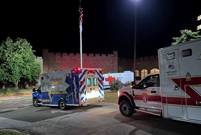 Ambulanțe parcate în fața unui club din New Hampshire, unde a avut loc atacul armat FOTO Profimedia