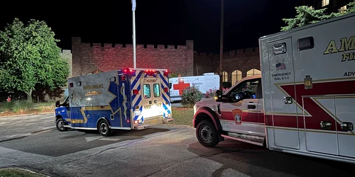 Ambulanțe parcate în fața unui club din New Hampshire, unde a avut loc atacul armat FOTO Profimedia 