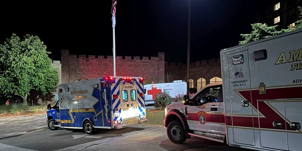 Ambulanțe parcate în fața unui club din New Hampshire, unde a avut loc atacul armat FOTO Profimedia 