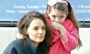 Katie Holmes face Crăciunul cu fiica jpeg
