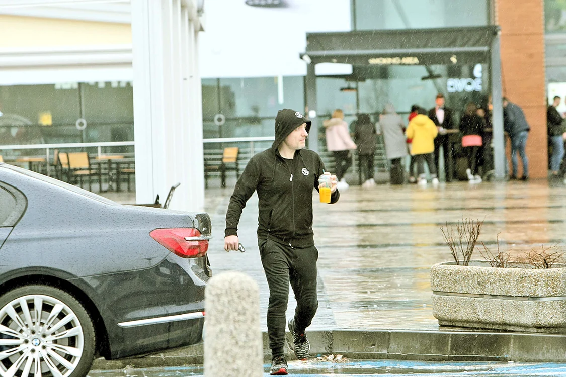 Costi Ioniţă surprins  la mall cu sucul în mână