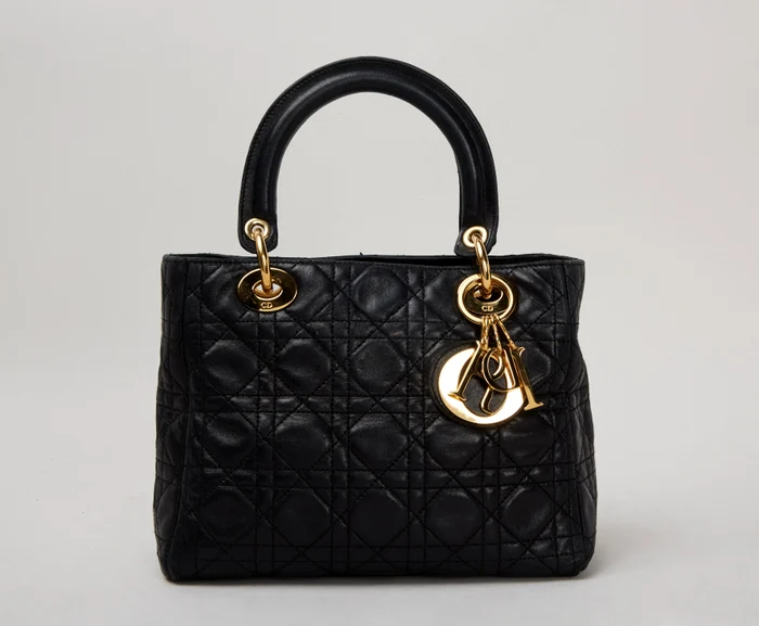 Geanta neagră Dior s-a vândut cu 325.000$ (Foto: Profimedia)