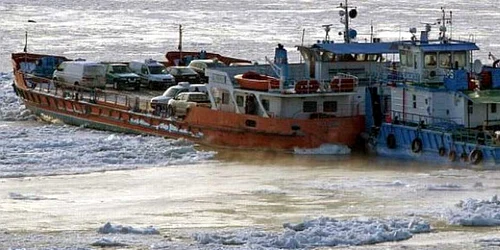 Bacul prins între gheţuri la Galaţi
