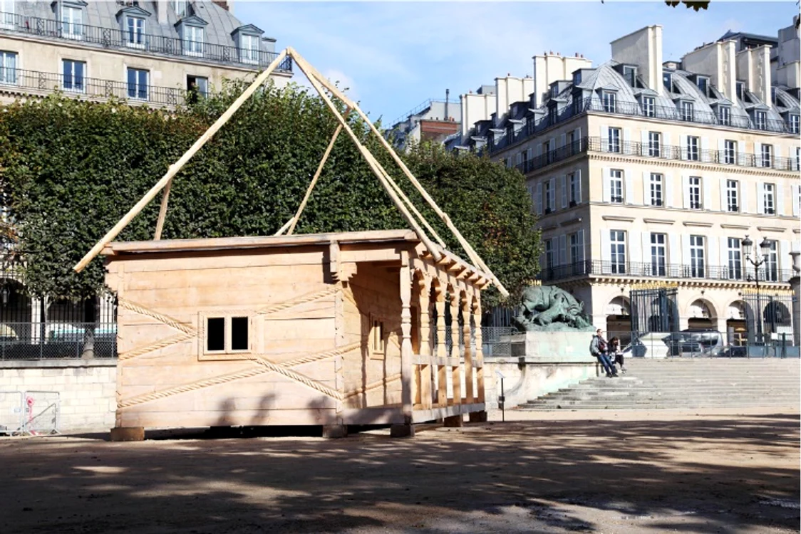 Casă maramureșeană în Grădinile Tuileries de la Paris