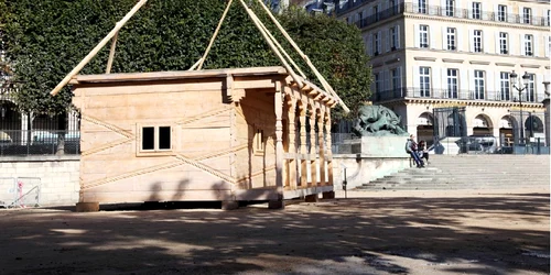 Casă maramureșeană în Grădinile Tuileries de la Paris