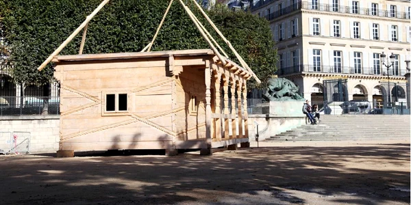 Casă maramureșeană în Grădinile Tuileries de la Paris