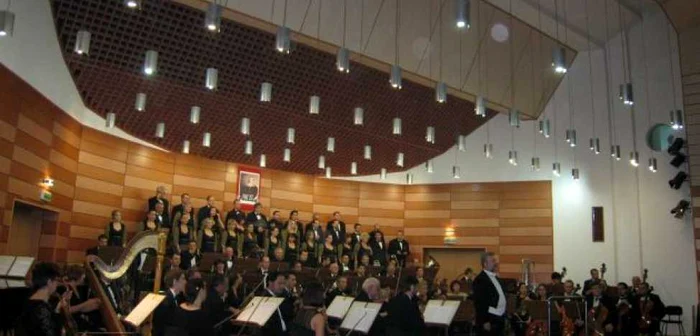 Dirijorul Alexandru Iosub, alături de membrii Orchestrei simfonice şi Coralei academice