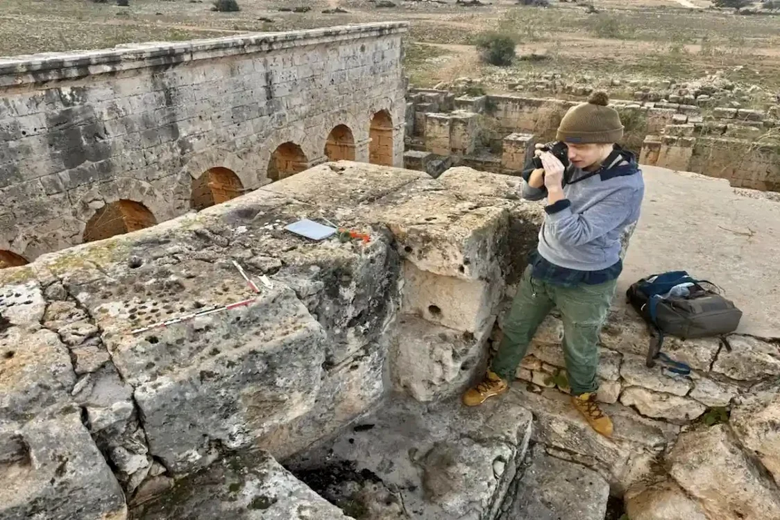 Cercetătoarea Zofia Kowarska documentează table de joc descoperite (© Radosław Tusznio)