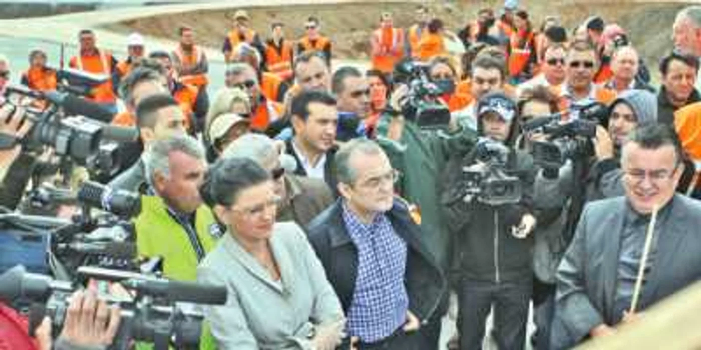 Emil Boc şi Anca Boagiu, la inaugurarea tronsonului Murfatlar - Valu lui Traian   