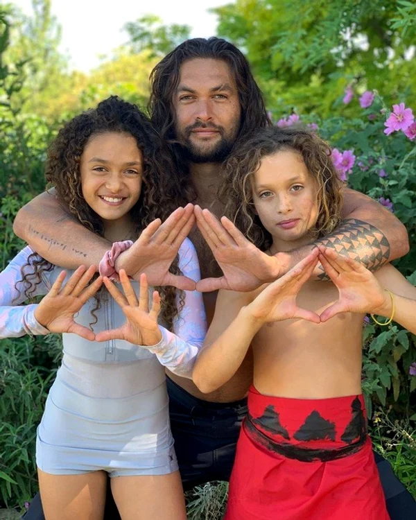 
    Jason Momoa, alături  de copiii lui  Nakoa-Wolf (12 ani)  şi Lola (14 ani)   