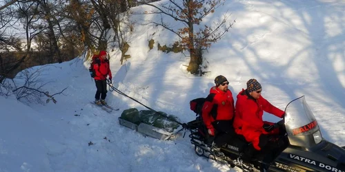 Salvamontiştii dorneni au dus ajutoare cu snowmobilul 