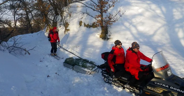 Salvamontiştii dorneni au dus ajutoare cu snowmobilul