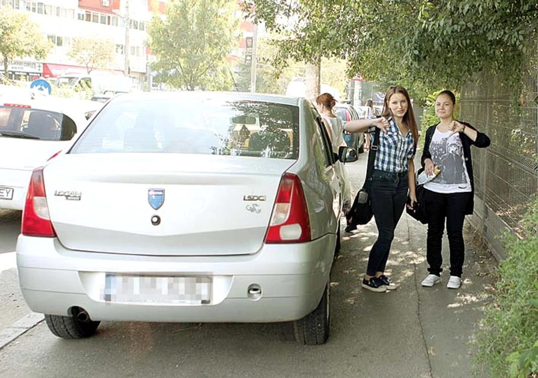 Bd. Lacul Tei: Andreea şi Adelina sunt nemulţumite că trotuarul este blocat cu maşini