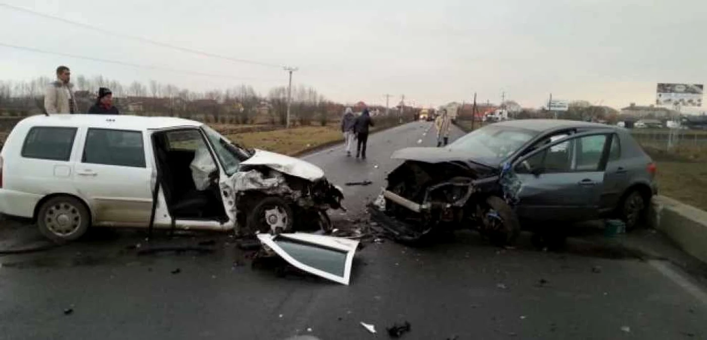 În accident a fost rănită şi o tânără gravidă, în luna a şaptea. Foto> ISU Braşov