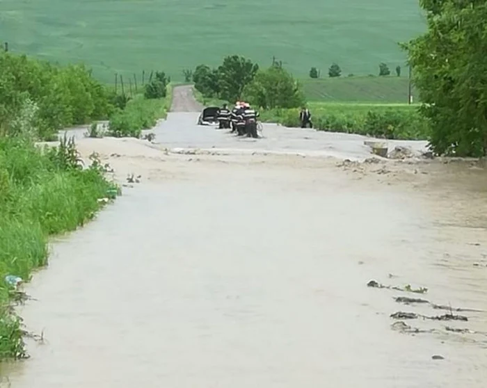 Maşina a fost luată de viitură FOTO botosaneanul.ro