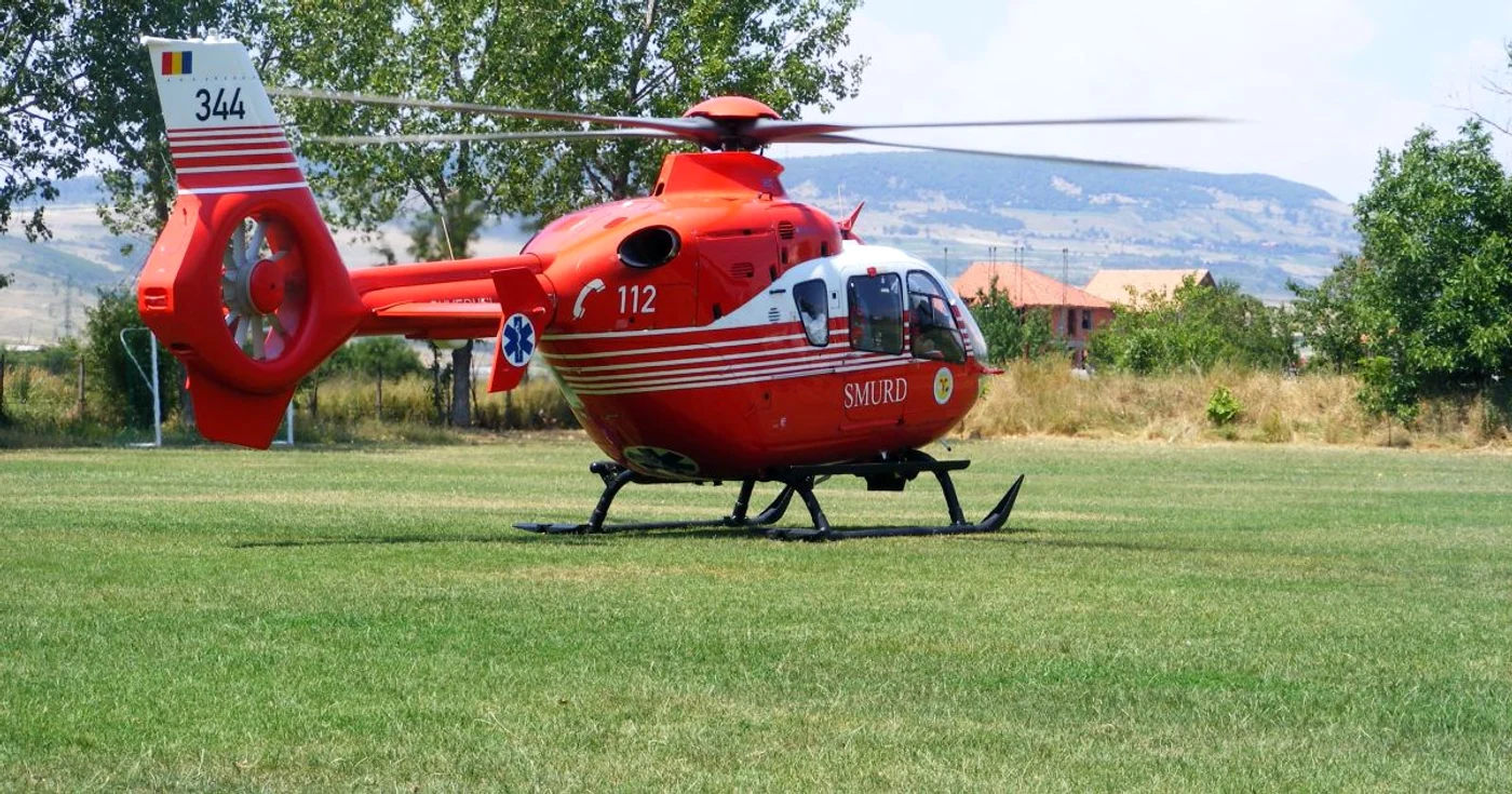 Primul elicopter SMURD a sosit la Turnu Severin pentru a prelua unul din copii FOTO Corina Macavei