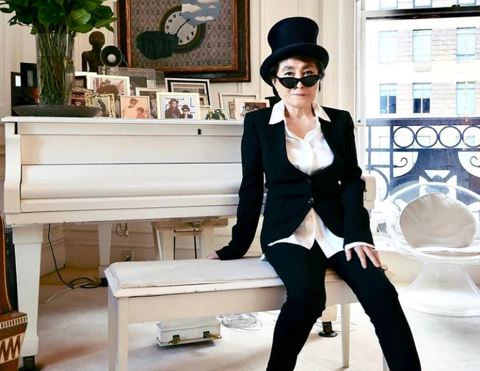 
    Familia lui Yoko fusese destul de bogată până când atacul oraşului Tokyo le-a distrus casaclickpentrufemei.ro  