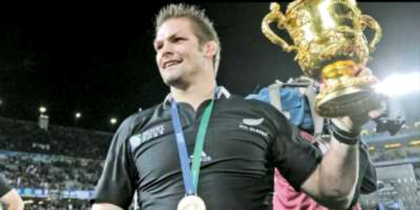 Richie McCaw a ridicat  trofeul Webb Ellis 