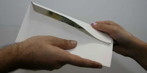 Avocatul avea banii în geantă