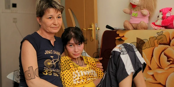 Andreea este permanent susţinută de mama ei. Foto: Bogdan Crăciun