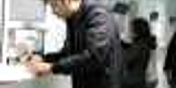 Pentru fiecare plată în parte, contribuabilii stau la câte un rând separat şi completează formulare peste formulare