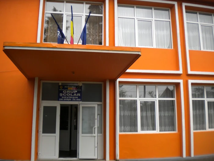 Liceul la care învăâau fetele FOTO www.grupscolarsavarsin.ro