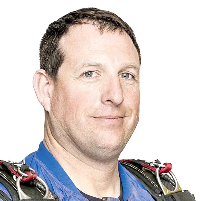 Luke Aikins face paraşutism de la 16 ani şi are la activ peste 18.000 de salturi