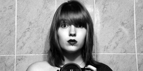 Aleka nu se desparte niciodată de aparatul foto