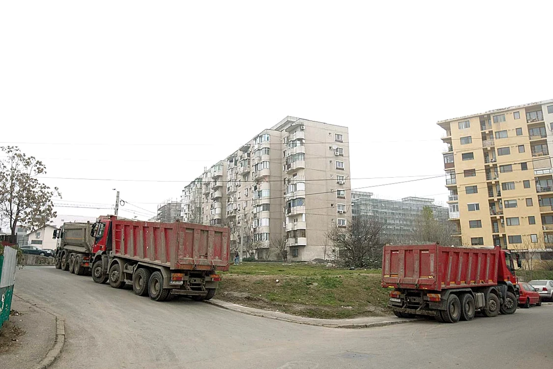 Camioanele cu tone de  materiale au produs  trepidaţii, care au  fisurat imobilul