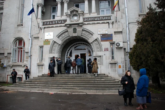 Agricultorii fac cozi pentru a-şi viza carnetele de rentă viageră