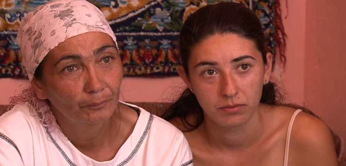 Maria Călderar împreună cu una dintre fiicele sale. Foto: Bernd Meiners/pong