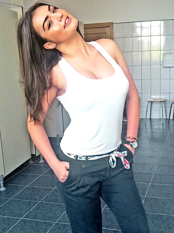 Diana Enache (18 ani) este foarte mândră de brăţările care i-au fost dăruite de tatăl ei