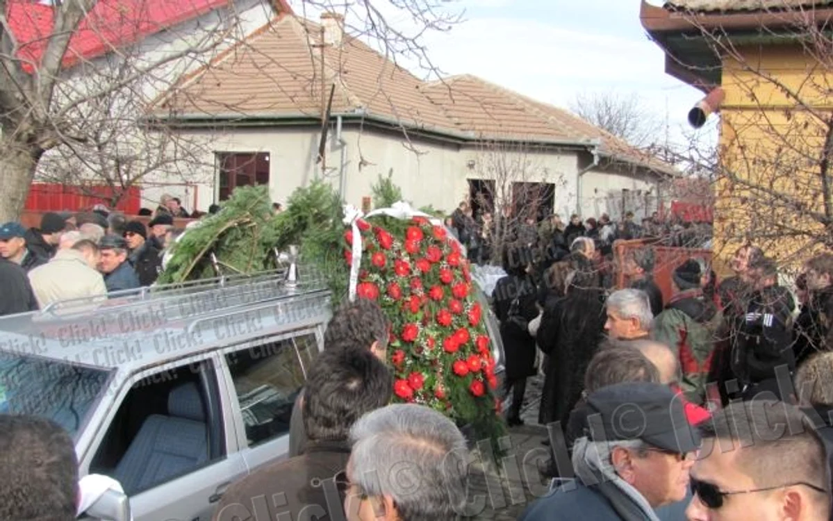 Taximetristul Florin Panea, ucis de un client, a fost condus pe ultimul drum. (Foto: Ştefan Both)