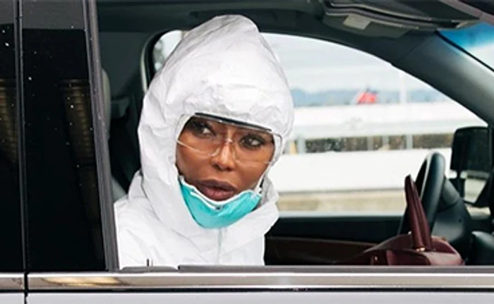 
    Nu iese din casă neprotejată la nas şi la gurăFoto: Profimedia  