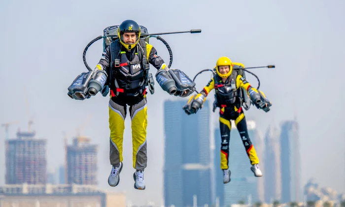 Doi piloți îmbrăcați în costume cu motoare cu propulsie, la Jet Suit Race Series. Februarie 2024