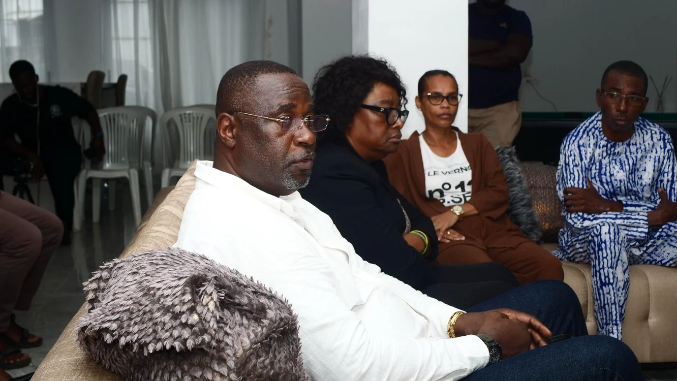 Familia îndurerată a fotbalistului, vizitată de ministrul sportului din Gabon. Foto Facebook  
