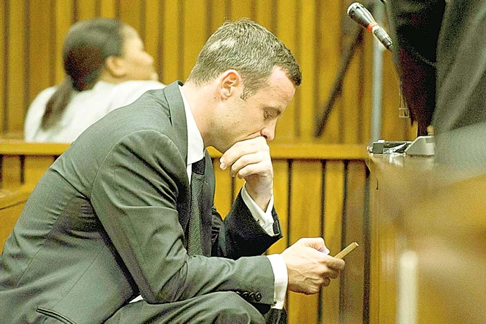 Marţi: De mai multe ori,  Pistorius şi-a  acoperit urechile  pentru a nu mai auzi  acuzaţiile martorilor