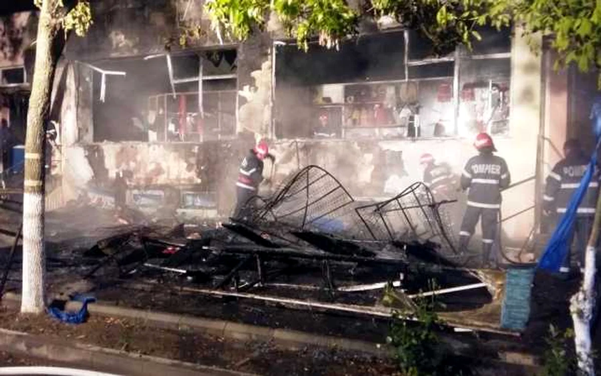 Centrul comercial a fost cuprins de flăcări duminică dimineaţă FOTO ISU Călăraşi